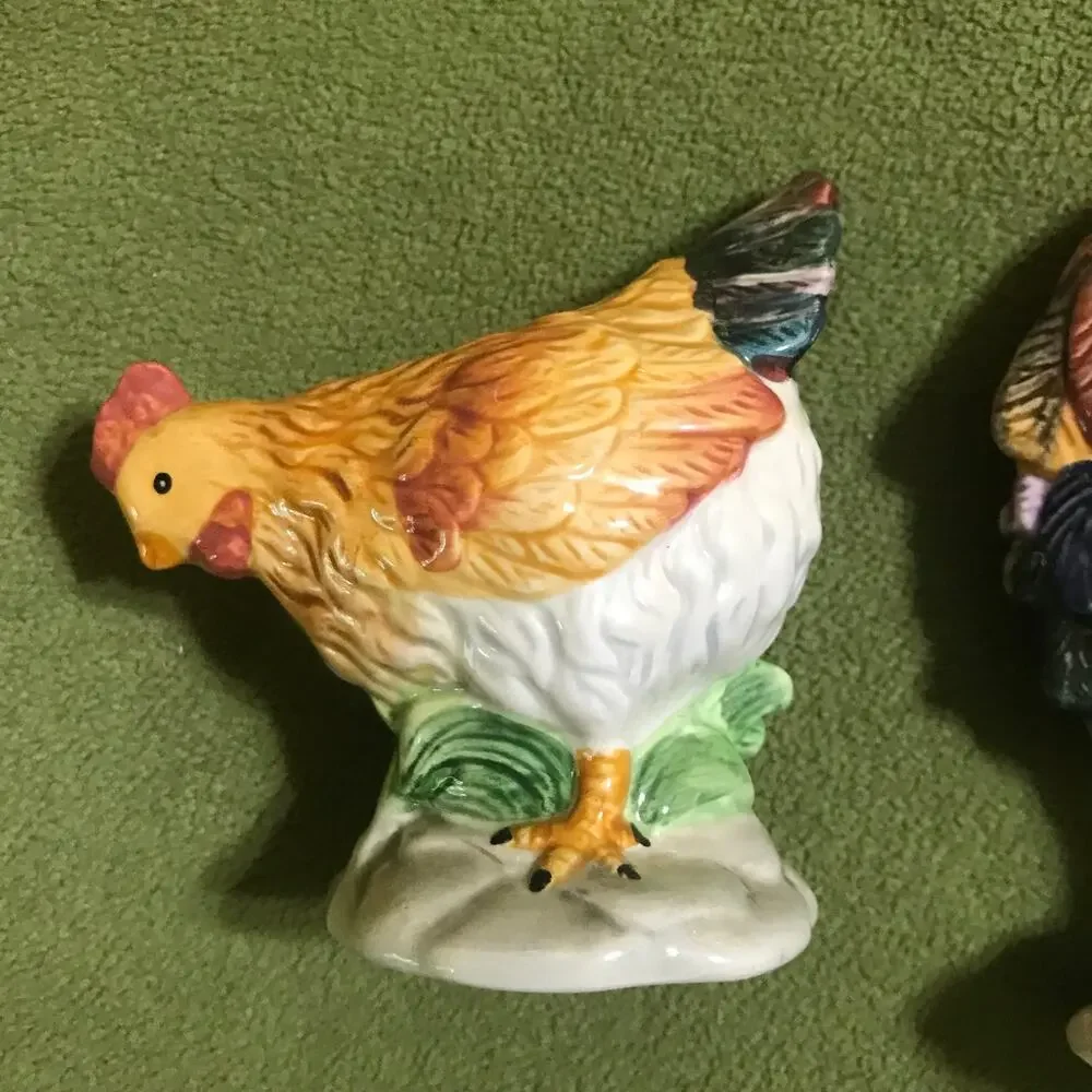 Rooster and‎ Hen Chicken Pecking Salt & Pepper Shakers Set